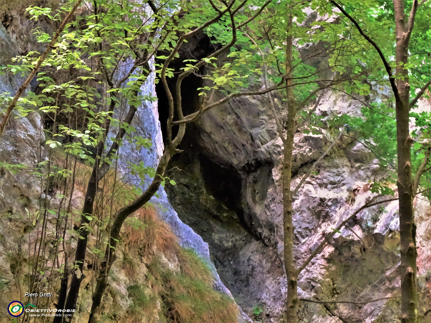 69 Grande caverna tra le rocce.JPG
